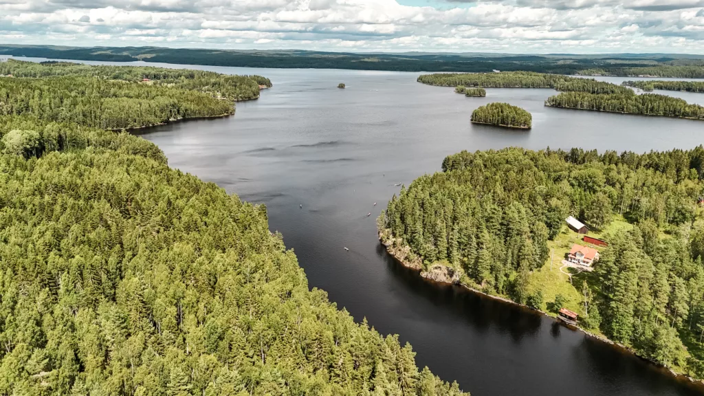 suede-paysages-grands-espaces--lac-nature-canoe